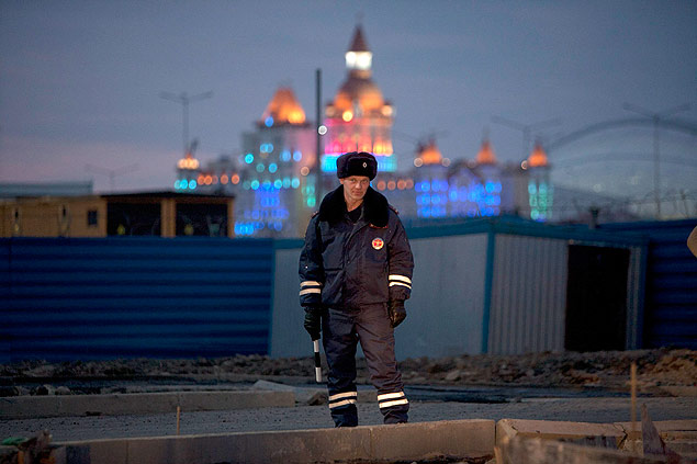 Policial russo patrulha avenida prxima ao Parque Olmpico de Sochi