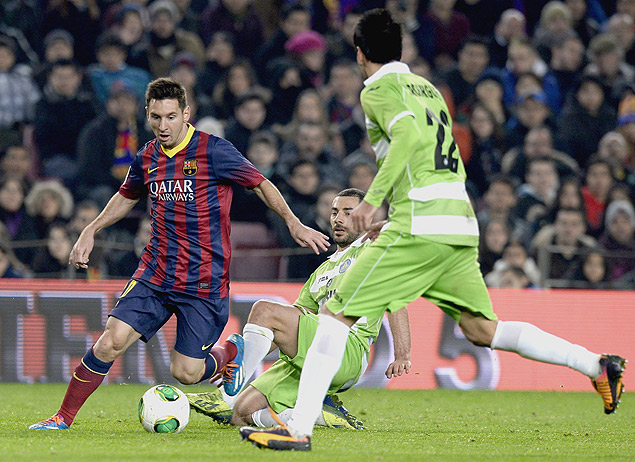 Messi tenta escapar da marcao de Lacen, do Getafe, em jogo pela Copa do Rei