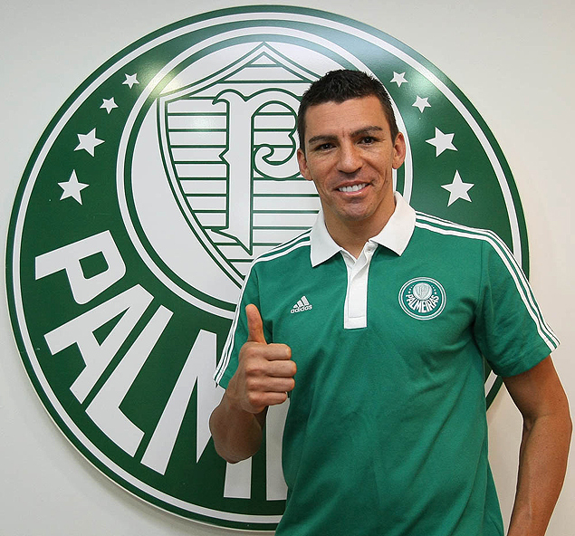 Lúcio posa para foto com a camisa do Palmeiras