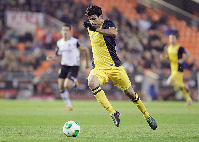 Diego Costa corre com a bola durante a partida contra o Valencia