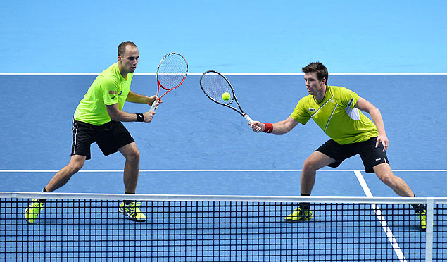 Bruno Soares (eq.) e Alexandre Peya em jogo das Finais da ATP em novembro