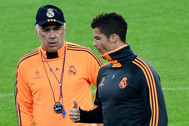 O tcnico Carlo Ancelotti (esq.) conversa com o atacante Cristiano Ronaldo durante treino do Real