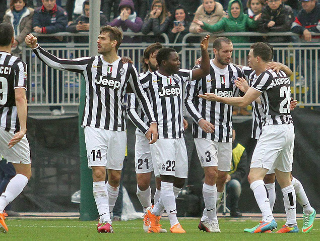Jogadores da Juventus comemoram gol de Llorente (nmero 14) na Sardenha