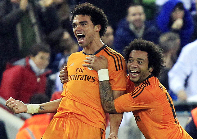 Pepe ( esquerda) e Marcelo comemoram gol do do Real Madrid contra o Espanyol em Barcelona