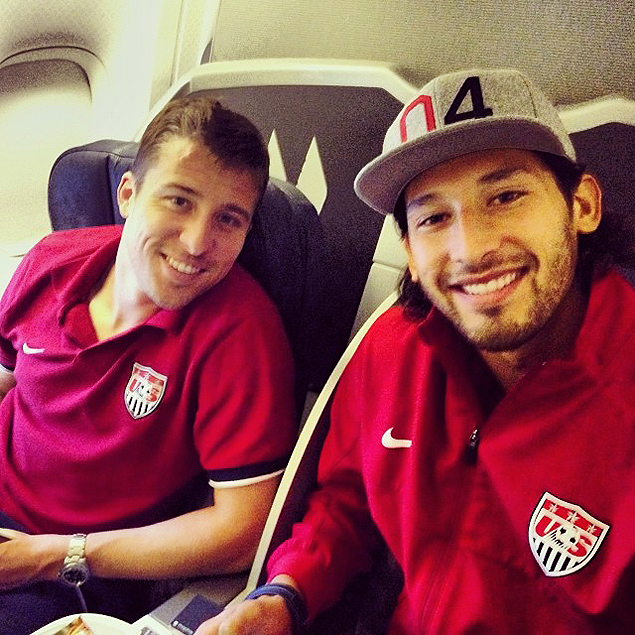 Os jogadores Matt Besler e Omar Gonzalez durante o voo dos Estados Unidos para o Brasil