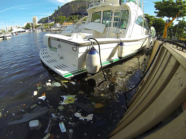 Imagem de lixo boiando na Baa de Guanabara, palco das provas de vela da Rio-2016