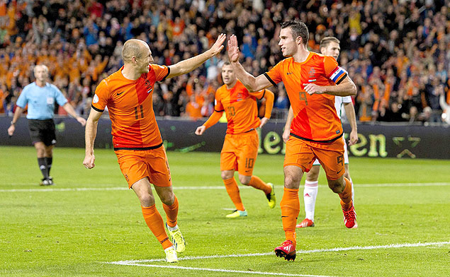 Os atacantes Arjen Robben ( esquerda) e Robin van Persie, destaques da seleo holandesa