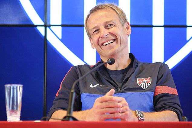 Tcnico da seleo americana, Klinsmann, sorri durante entrevista no centro de treinamento do So Paulo