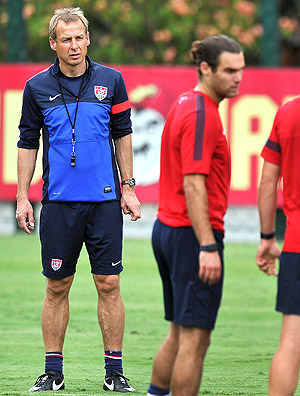 Klinsmann (de azul) observa treino do time nacional norte-americano