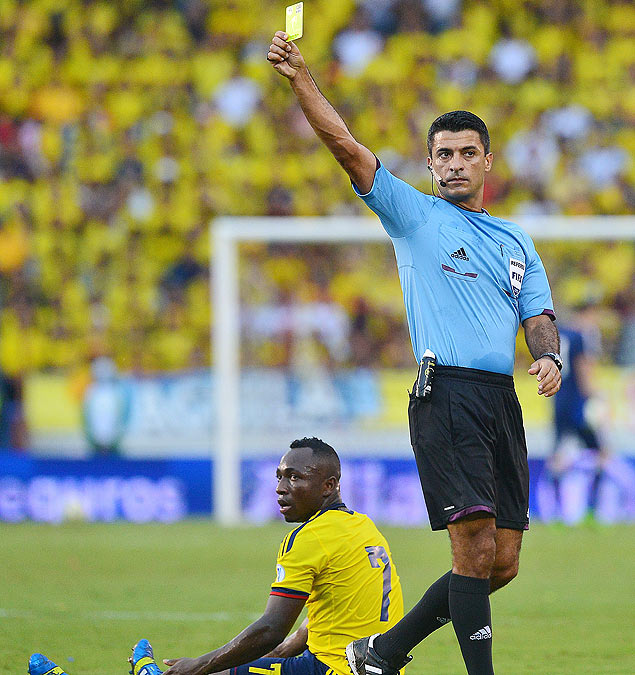 Sandro Meira Ricci mostra o cartão amarelo para Armero em jogo pelas eliminatórias da Copa do Mundo-2014