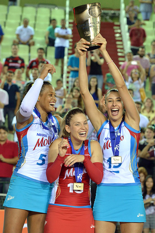 Adenízia, Camila Brait e Sheilla comemoram título da Copa Brasil