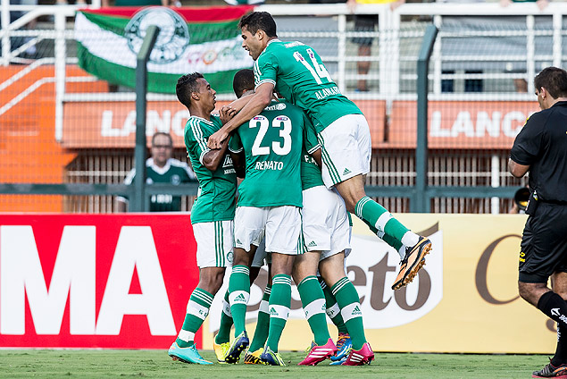 Jogadores do Palmeiras comemoram gol contra o Linense no Pacaembu