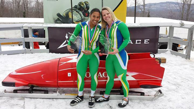As brasileira Fabiana Santos (à esq.) e Sally Silva, classificadas para a Olimpíada de Inverno 