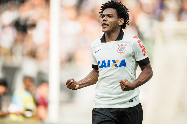 Romarinho comemora o primeiro gol do Corinthians no Campeonato Paulista