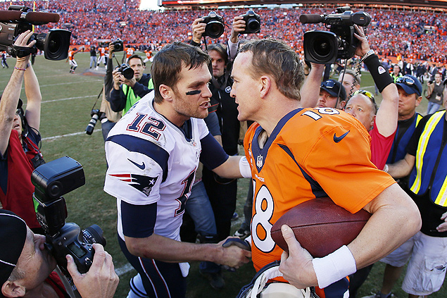 Tom Brady (camisa 12) cumprimenta Peyton Manning aps a derrota para o Denver Broncos