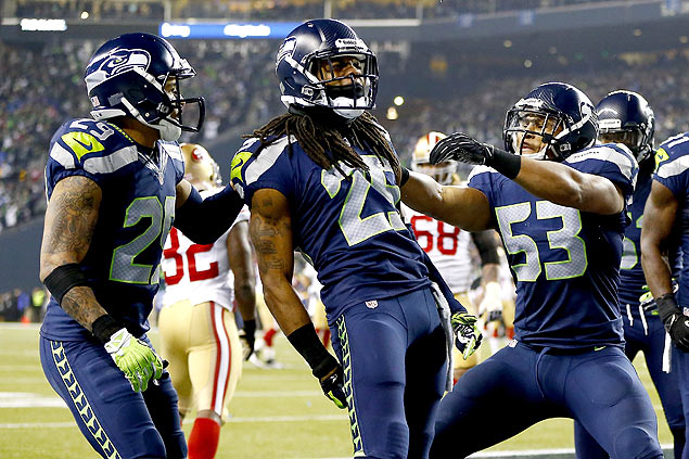 Sherman (centro), dos Seahawks, comemora interceptao de Smith (dir.) contra os 49ers