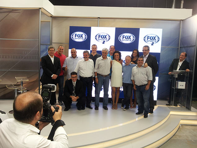 Equipe de comentaristas e apresentadores da Fox Sports em novo estdio do canal em So Paulo