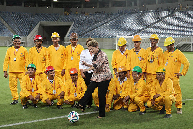 Dilma chuta bola observadas por trabalhadores na abertura da Arena das Dunas, em Natal