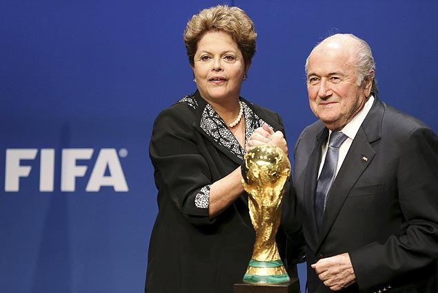 A presidente Dilma Rousseff ao lado do presidente da Fifa, Joseph Blatter, durante encontro em Zurique, na Sua