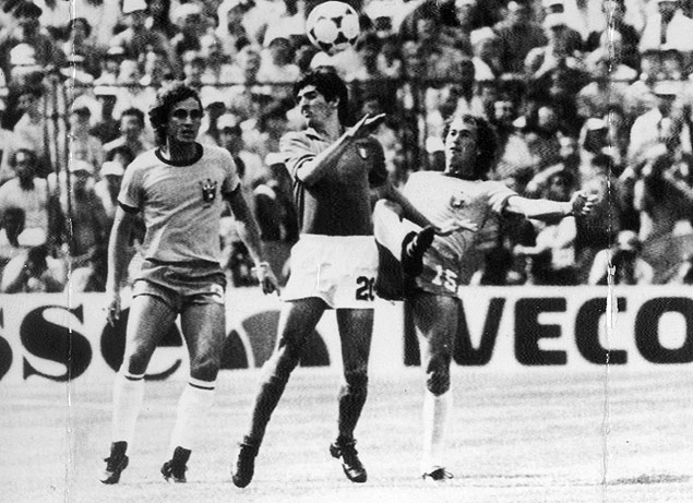 Falco ( direita) disputa a bola com Paolo Rossi no jogo conhecido como Tragdia de Sarri