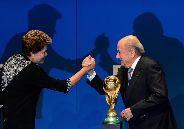 A presidente Dilma Rousseff cumprimenta o presidente da Fifa, Joseph Blaterr 