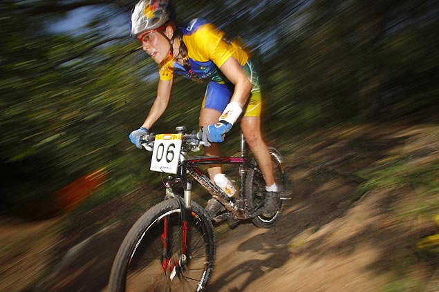 Jaqueline Mouro durante a prova do mountain bike nos Jogos Pan-Americanos do Rio, em 2007