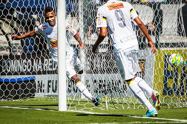 O santista Diego Cardoso comemora aps marcar o primeiro gol da partida