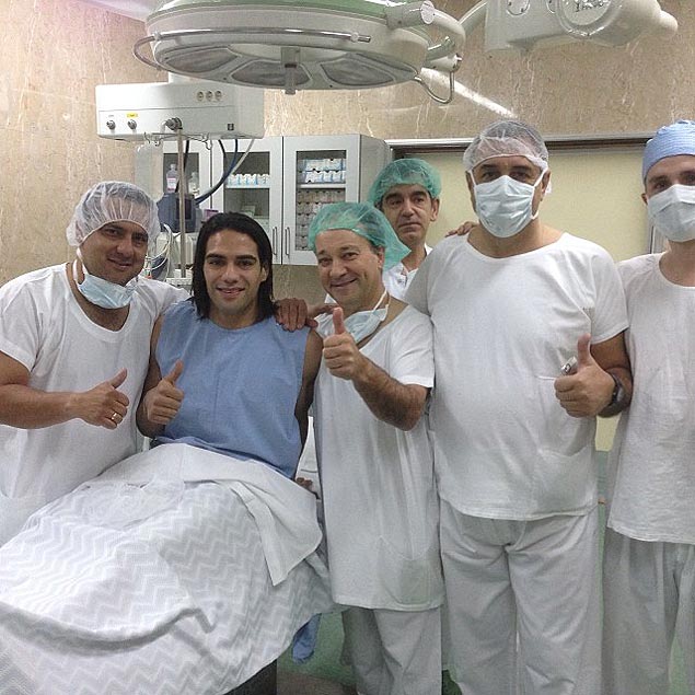 Falcao posa com equipe mdica antes de cirurgia no joelho esquerdo, em Portugal