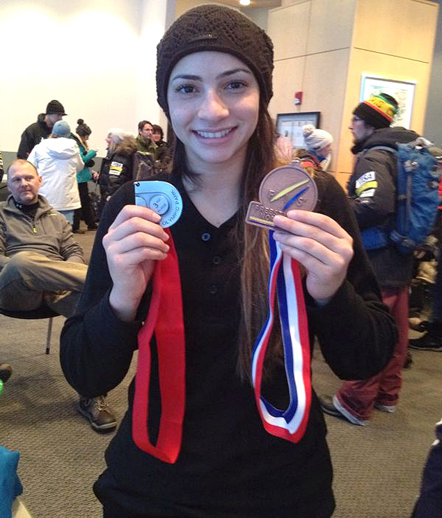 A esquiadora brasileira Lais Souza, 25, mostra medalhas