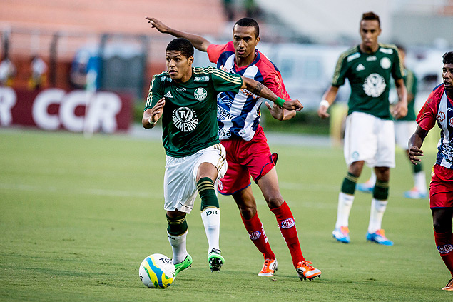 O atacante Leandro, do Palmeiras, conduz a bola no jogo contra o Penapolense no Pacaembu