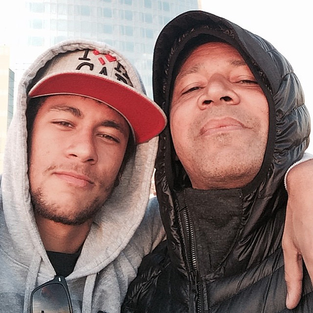 Neymar e seu pai posam para foto publicada em rede social