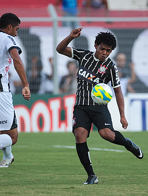 Romarinho tenta uma finalização durante jogo contra a Ponte Preta; Corinthians teve dois jogadores expulsos e perdeu a terceira seguida