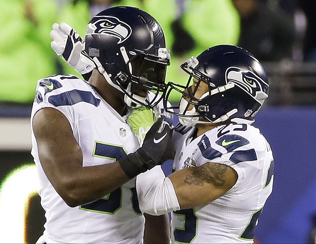 Jogadores do Seattle Seahawks comemoram uma interceptação contra o Denver Broncos