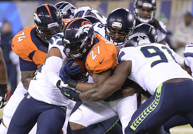 Defesa do Seattle Seahawks tenta parar jogo corrido do Denver Broncos