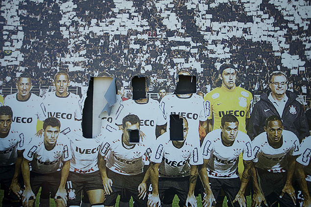 The faces of the players Wallace, Emerson, Romarinho, Douglas, Danilo, Fabio Santos and Cassio were ripped out