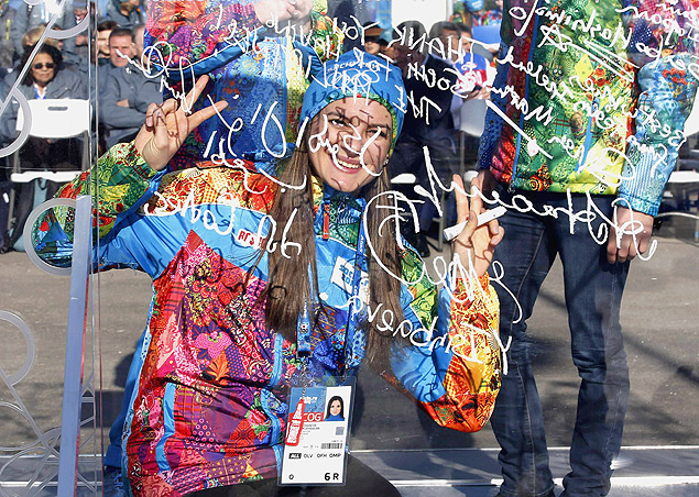 A russa Ielena Isinbaieva posa para fotos aps assinar mural na Vila Olmpica de Sochi