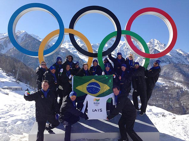 Delegao brasileira nos Jogos de Inverno de Sochi faz uma homenagem para Lais Souza