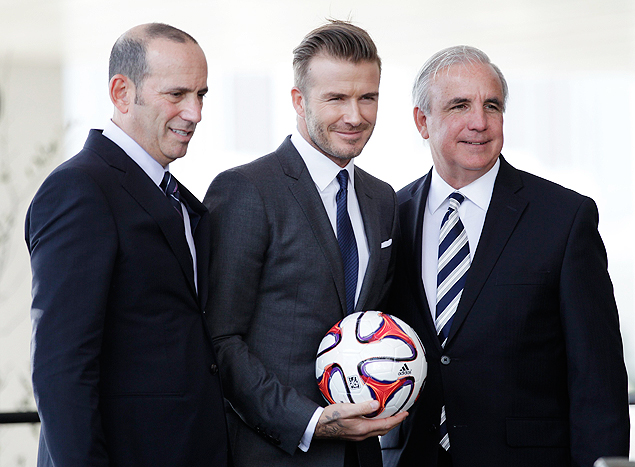 O ex-jogador David Beckham (centro) ao lado de Don Garber (esq.), comissrio da MLS, e Carlos Gimenez, prefeito de Miami