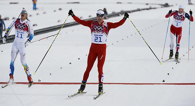 Dario Cologna cruza a linha de chegada aps vencer o ouro na prova de cross country, na final do esquiatlo