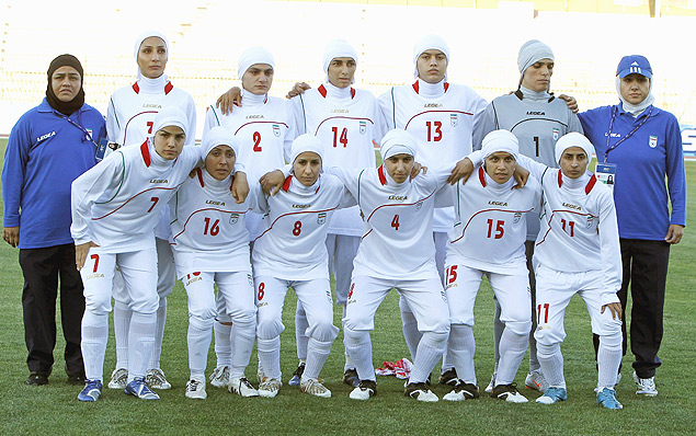 Mulheres iranianas assistem a jogo da 1ª divisão de futebol pela