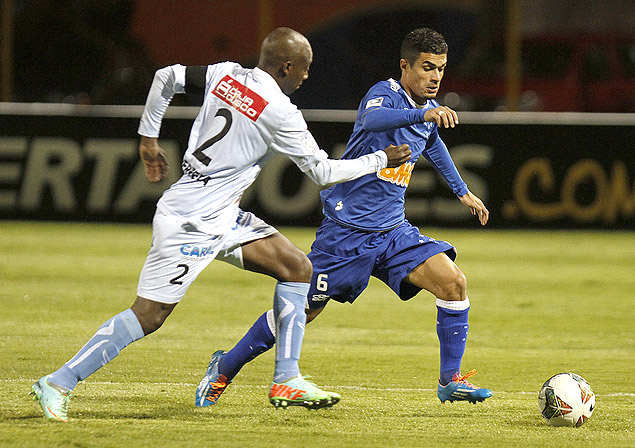 Egdio durante jogo do Cruzeiro pela Libertadores-2014