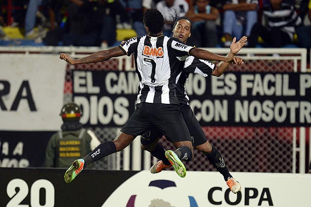 Ronaldinho e J comemoram gol da vitria do Atltico-MG sobre o Zamora, pela primeira rodada da Libertadores