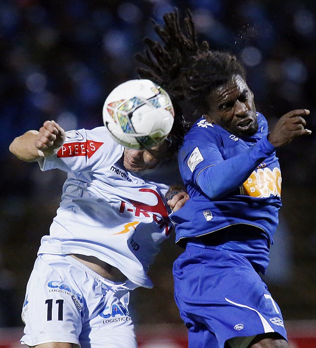 Tinga (dir.), do Cruzeiro, disputa bola com Ramon Rodriguez, do Real Garcilaso 