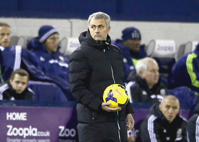 O tcnico Jos Mourinho segura bola durante partida do Chelsea no Campeonato Ingls 