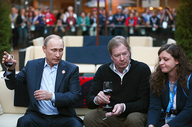 O presidente russo, Vladimir Putin, aceita vinho em visita  delegao dos EUA em Sochi