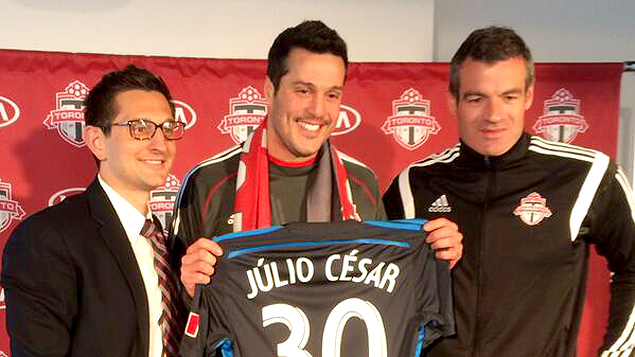 Jlio Csar segura a camisa do Toronto FC com o seu nome