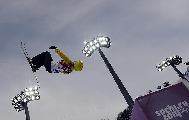 Josi Santos salta na prova de esqui areo em Sochi nesta sexta-feira