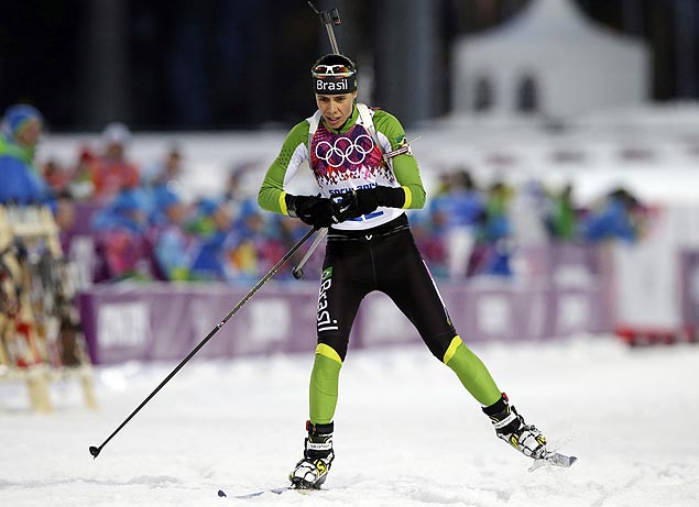 Jaqueline Mouro compete na prova de 15 km do biatlo em Sochi
