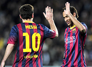 Messi e Neymar se cumprimentam aps gol do Bara