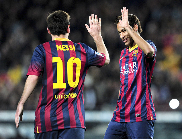 Messi e Neymar comemoram gol do Barcelona sobre o Rayo Vallecano, no Camp Nou
